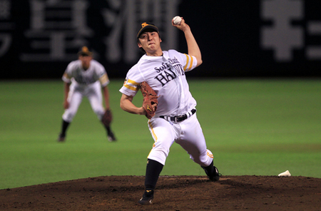 神戸弘陵高から東京農業大学北海道オホーツク硬式野球部を経て、2012年に育成ドラフト３位でソフトバンクに指名された飯田優也。