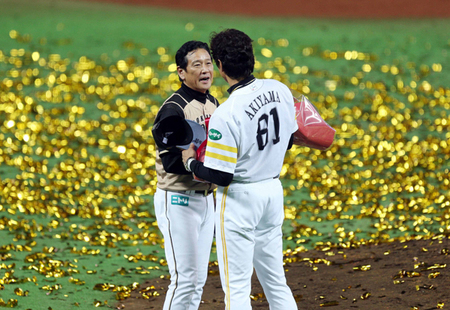 試合後、健闘を称えあった日本ハム・栗山監督（写真左）とソフトバンク・秋山監督