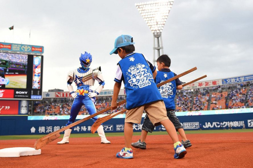 子供たちがグラウンドキーパーに挑戦！　2014年 実施の「キッズ・スタジアム」©YDB