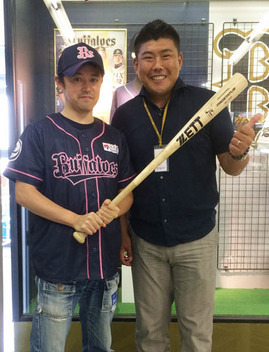 オリックスOB北川博敏氏（右）と筆者。 現役時使っていたバットを持たせてくれた