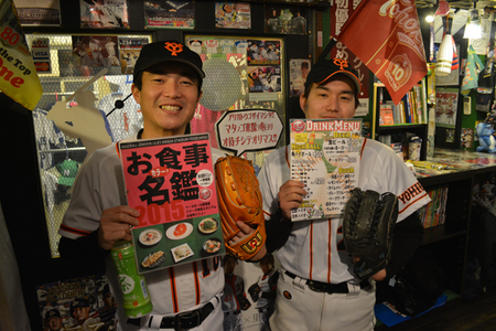 流しの野球ものまね芸人、桑田ます似（写真左）と高橋よしのＢ