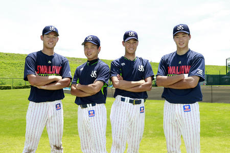 一軍の練習見学をした（左から）山川晃司、山崎晃大朗、高橋奎二、廣岡大志の４人