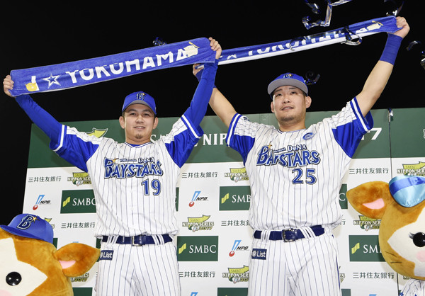 日本シリーズ第５戦のヒーロー、山﨑康晃（左）と筒香嘉智