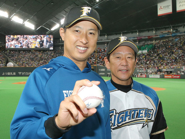 プロ初勝利を挙げ、ウイニングボールを手に栗山監督（右）とポーズをとる村田透