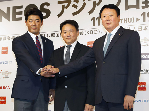 2020年の東京五輪まで韓国代表の指揮を執る宣銅烈監督（写真右）