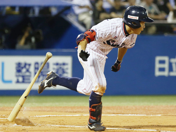 ８月２日の巨人戦で１試合３安打を記録した山崎晃大朗
