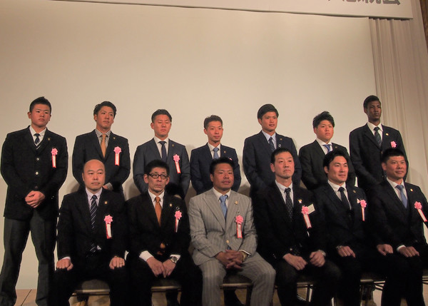 プロ野球愛媛県人会に招かれたアドゥワ誠（右上）