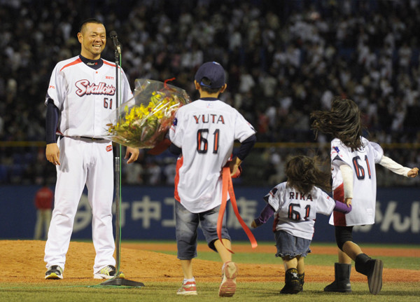2011年、長いリハビリ期間を経て石井弘寿は現役引退を決めた