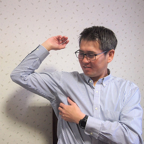 腕が脇腹のあたりにある感じ.....と説明する森慎二コーチ　photo by Motonaga Tomohiro