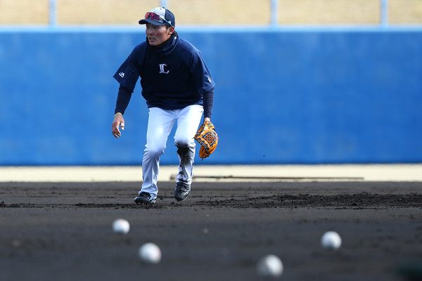 打率３割より エラーを減らす 西武 源田壮亮はノックで泥まみれ プロ野球 集英社のスポーツ総合雑誌 スポルティーバ 公式サイト Web Sportiva