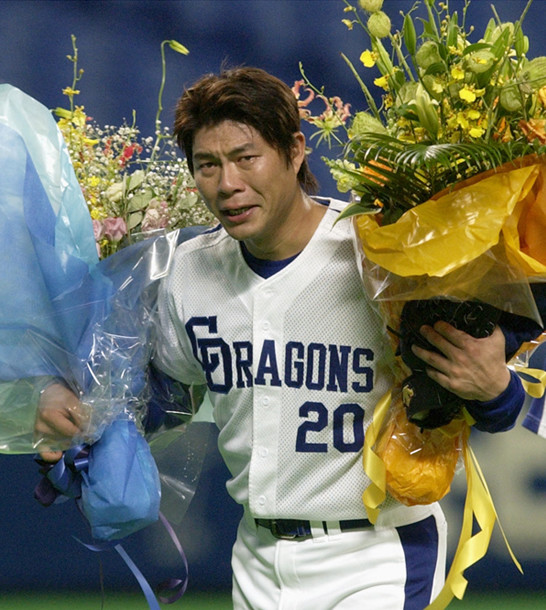 2004年10月３日の引退試合で涙する川崎憲次郎