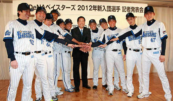 2011年のドラフトでDeNAに入団した選手たち。古村は左から３番目　photo by Sankei Visual
