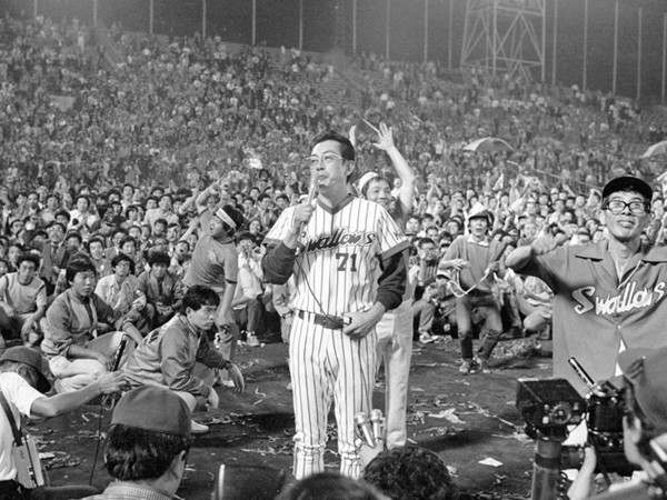 1978年のリーグ優勝決定後、グランドに乱入したファンの前で挨拶する広岡監督 photo by Sankei Visual