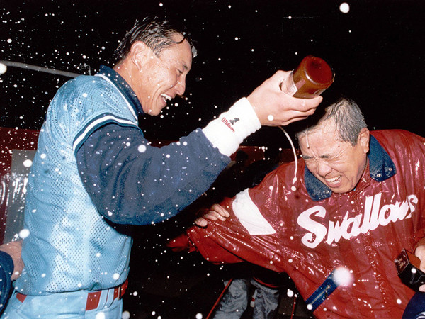 1993年のヤクルト日本一の祝勝会で、野村監督（右）にビールをかける池山（左）photo by Sankei Visual