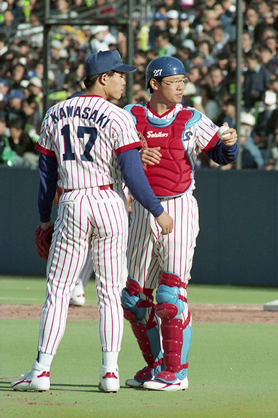 1993年の日本シリーズ第４戦に先発した川崎とキャッチャーの古田 photo by Sankei Visual