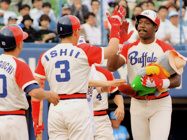 日本でプレーした８年間で３度の本塁打王に輝いたブライアント（写真右）