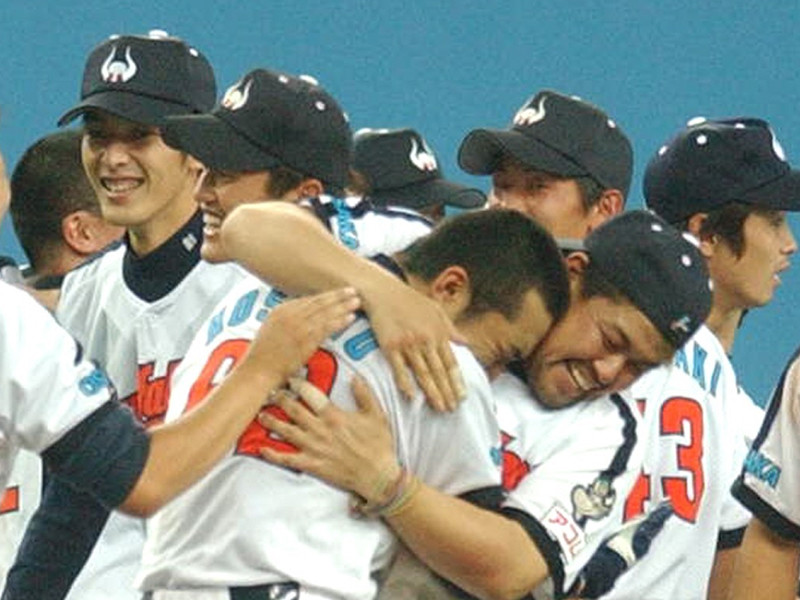 消滅する近鉄のホーム最終戦。松坂と中村は抱き合い、選手は号泣した