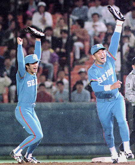 1993年にリーグ４連覇を決めて喜ぶ潮崎（左）と清原和博（右）photo by Kyodo News