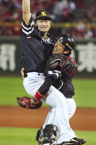 昨年の日本シリーズで日本一を決め、投手の森唯斗（左）と抱き合う高谷