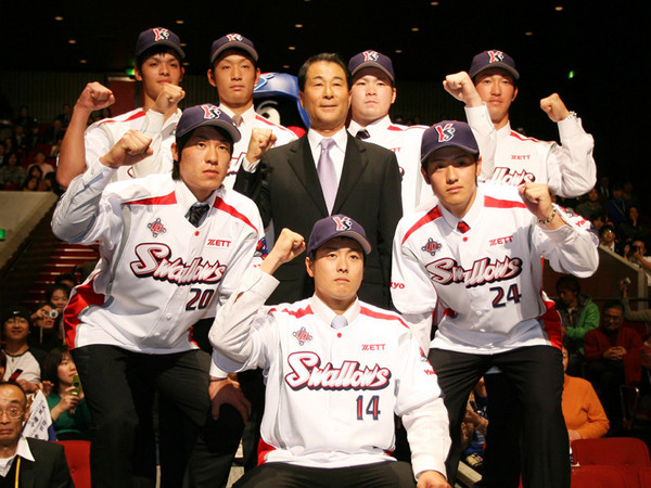 中澤雅人（前列中央）ら、2009年のドラフト会議でヤクルトから指名を受けた選手たち
