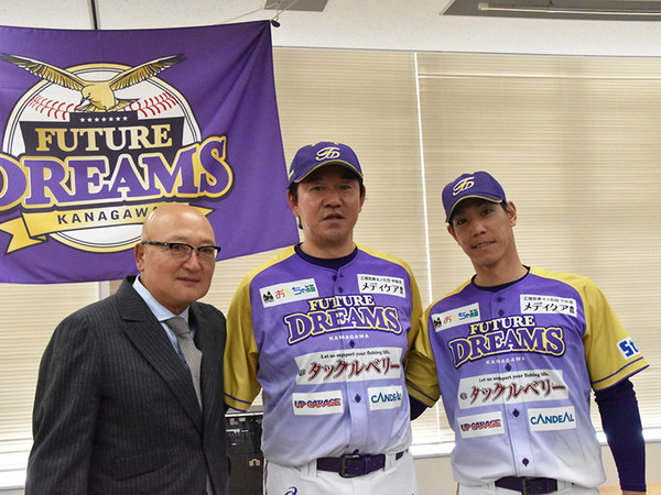 神奈川フューチャードリームスの（左から）山下GM、鈴木監督、荒波球団アドバイザー兼コーチ