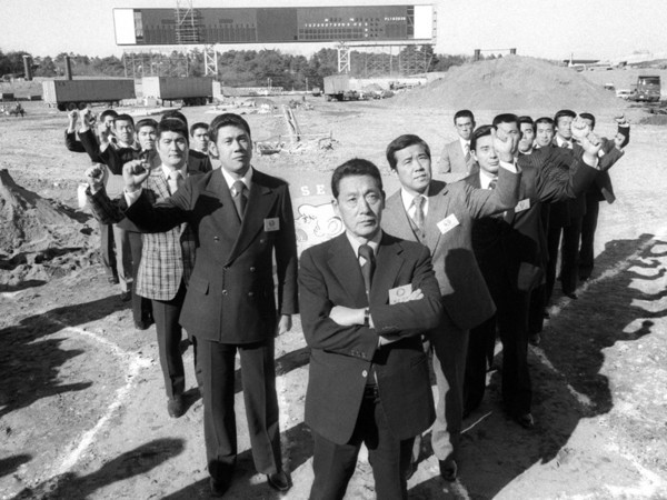 建設中の西武球場に視察に訪れた根本陸夫（写真中央）以下、15人の選手たち