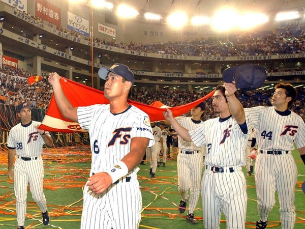2003年９月、東京ドームでの本拠地最終戦を終えてファンに挨拶する日本ハムナイン