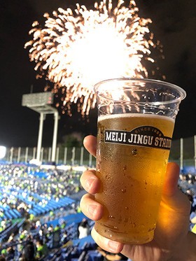 今年もビールを片手に神宮花火ナイターを堪能　photo by Hasegawa Shoichi