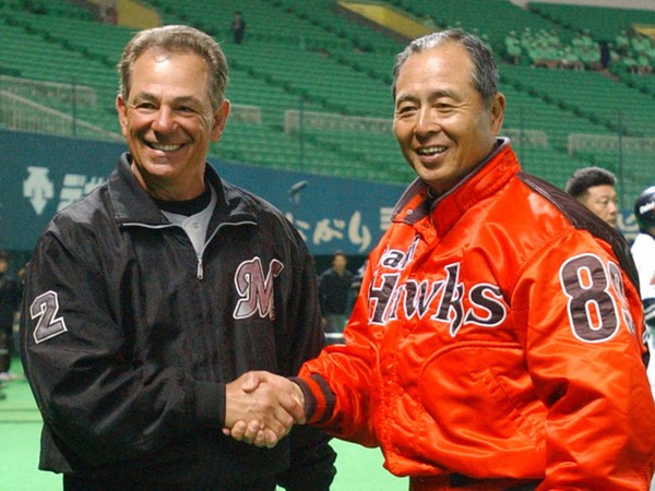 2004年、試合前に笑顔で握手するロッテのバレンタイン監督（左）とダイエーの王監督 Photo by Kyodo News