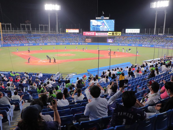 入場制限が緩和されて観客が戻ってきた神宮球場 photo by Sankei Visual