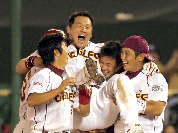 39歳で本塁打王に輝いた山﨑武司など、40歳近くの移籍で活躍した選手は多い
