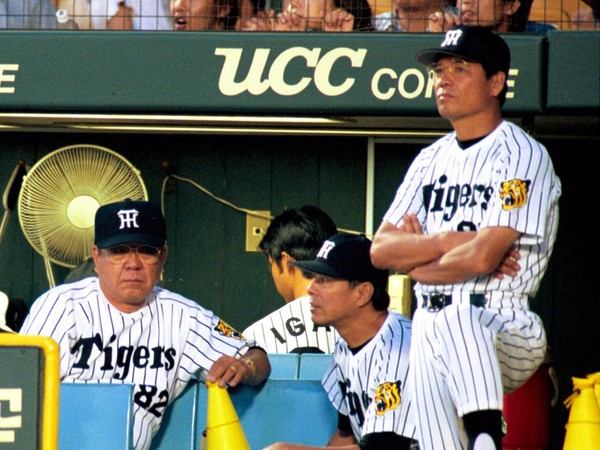 2000年、阪神の監督とコーチとして共に戦った野村克也（左端）と伊原春樹（右端）だったが......　photo by Sankei Visual