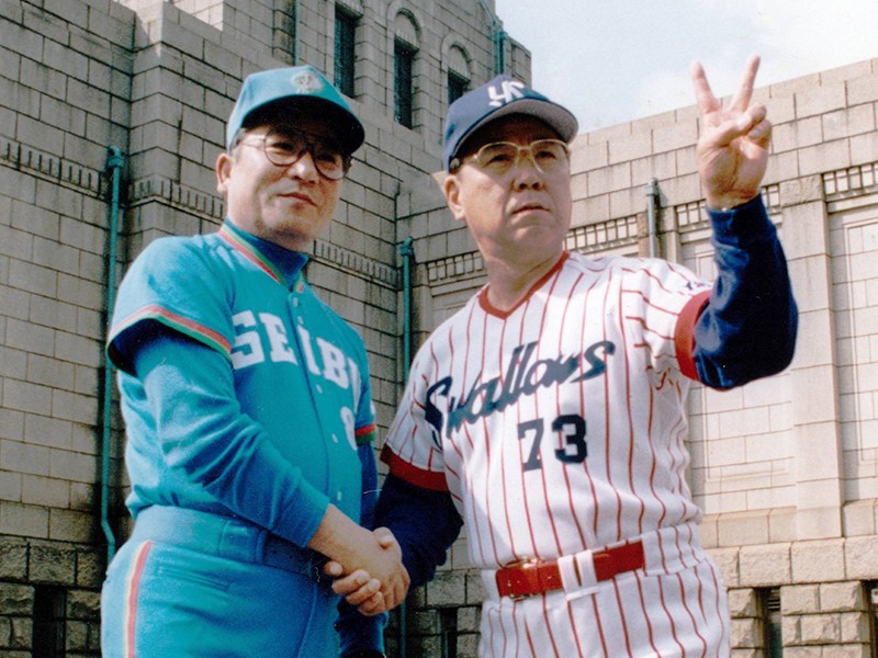 1992年の日本シリーズ前に握手を交わす、西武・森祇晶監督とヤクルト・野村克也監督　 photo by Sankei Visual