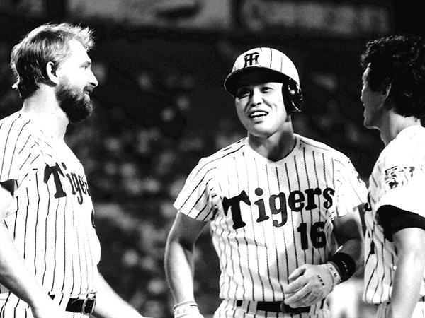 1985年４月、バース、掛布に続いてバックスクリーンに本塁打を放った岡田