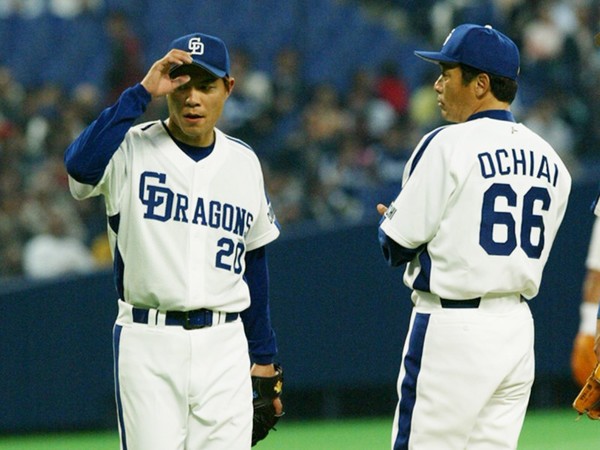 中日移籍４年目、落合博満監督（写真右）から開幕投手に指名された川崎憲次郎