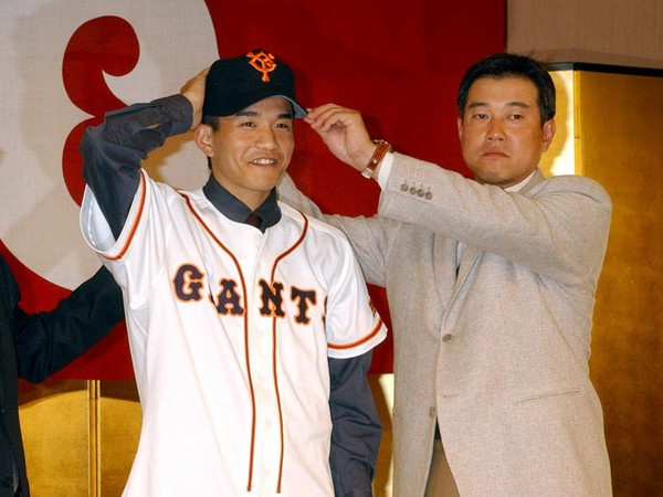 2001年オフにFA権を行使して巨人に移籍した前田幸長（写真左）
