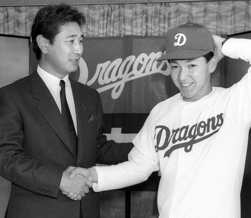 1987年ドラフト１位の立浪和義（右）と握手をする星野仙一監督