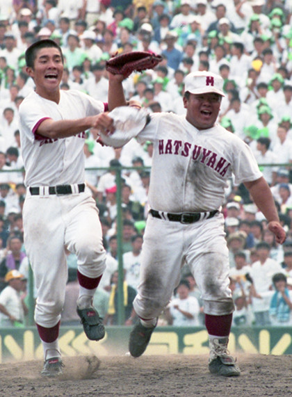 1996年夏の甲子園でサヨナラ負けを防いだ、当時の松山商のライト・矢野勝嗣（左）