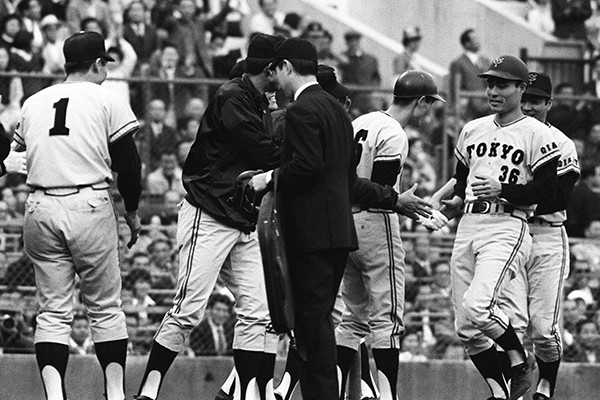 1971年の日本シリーズ・阪急戦で本塁打を打った柳田（36番）を柴田、土井、王らが迎える（時事フォト）