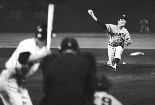 1969年、ナックルボールの使い手だった三浦清弘の投球フォーム（写真＝時事フォト）