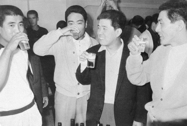 1966年、南海のリーグ３連覇を祝う（左から）三浦清弘、渡辺泰輔、野村克也、皆川睦男（写真＝共同通信）