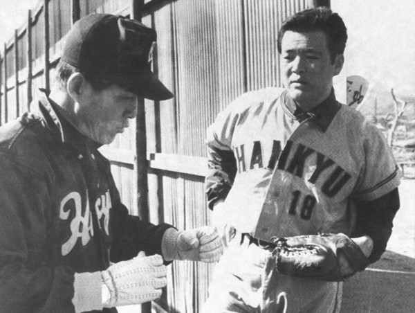 1965年、阪急の高知キャンプで西本幸雄監督（左）と話し合う米田哲也（写真＝共同通信）