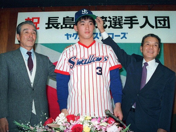1987年に入団会見を行なった（左から）関根潤三監督、長嶋一茂、相馬和夫球団社長