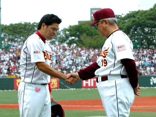 2006年に現役を引退した克則氏（写真左）と当時楽天監督だった野村克也氏