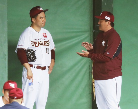 キャンプで投球練習を終え、石井一久監督（右）と話す田中将大投手