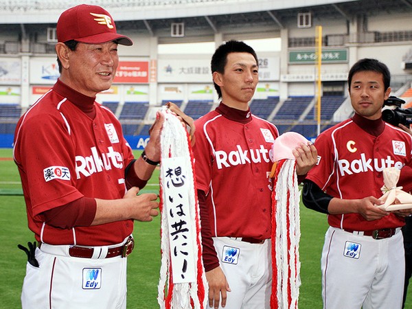 2011年の開幕戦を前に思いを語る（写真左から）星野仙一監督、嶋基宏、鉄平