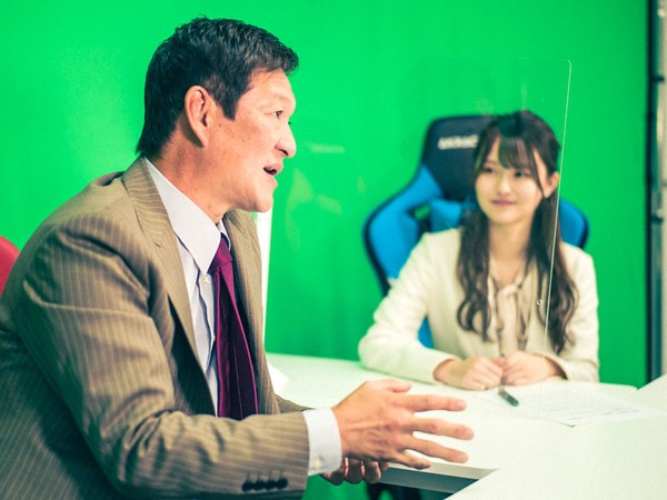 今季の展望について語る片岡篤史と、奥がアシスタントの吉田恵美