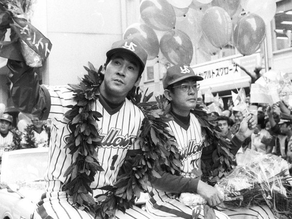1978年にヤクルトが日本一になった優勝パレードで、声援に応える若松勉（左）と広岡達朗監督（右）