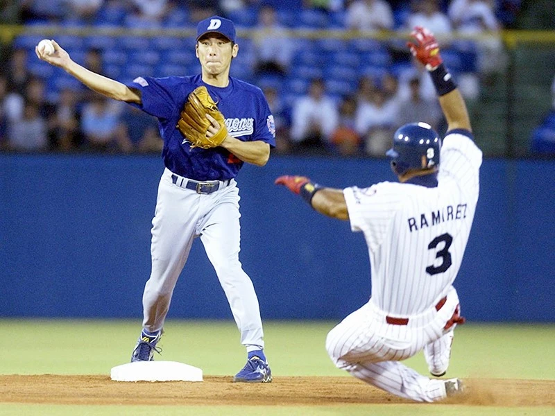 名手 荒木雅博がイップスの恐怖に引きずり込まれたウッズの守備範囲 プロ野球 集英社のスポーツ総合雑誌 スポルティーバ 公式サイト Web Sportiva