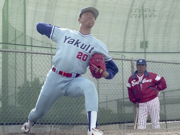 1993年に７勝２敗、防御率0.91で新人王を獲得した伊藤智仁を見守る野村克也監督（右）